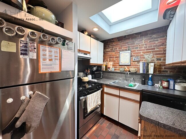 Building Photo - 166 Webster St