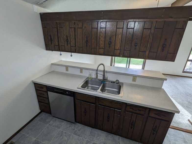 Kitchen (2) (Disposal, Dishwasher) - 1028 Mesa Verde Pl
