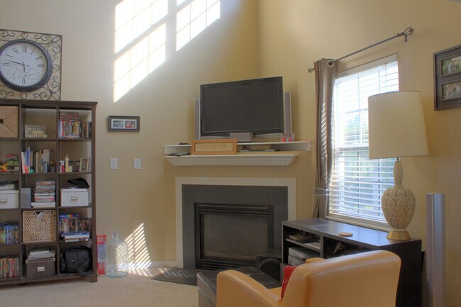 Building Photo - 3-bedroom House with Fenced-in Backyard Available on Sep 14th