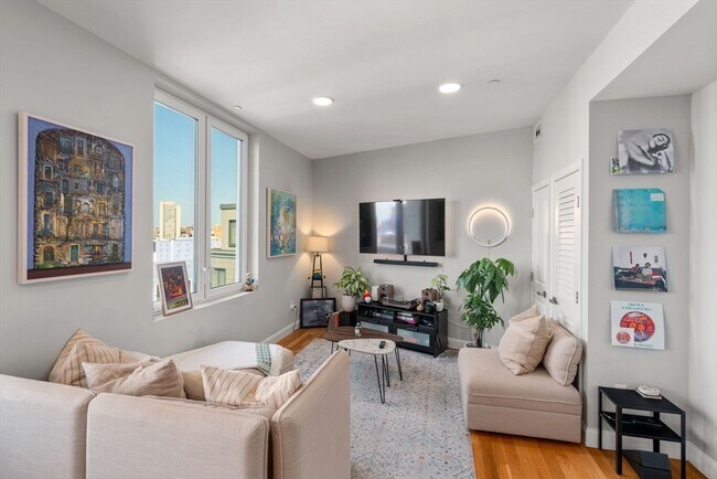 Building Photo - 10 Taber St