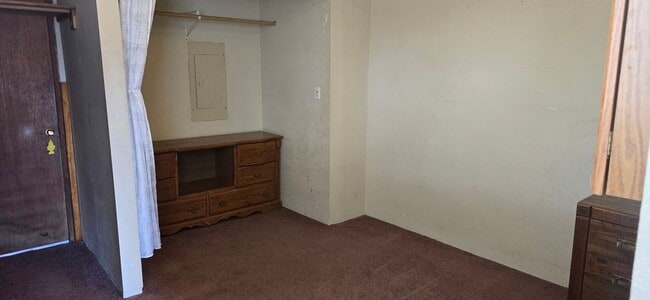 Building Photo - Room for rent with private entrance