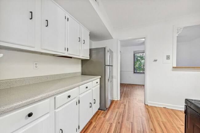 Building Photo - Check out this delightful 1 bed and 1 bath condo For Rent in a prime Fairfax location!