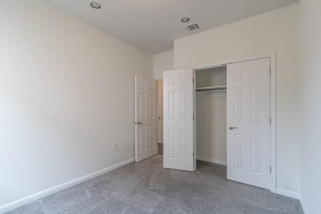 Building Photo - 909 Durness Dr