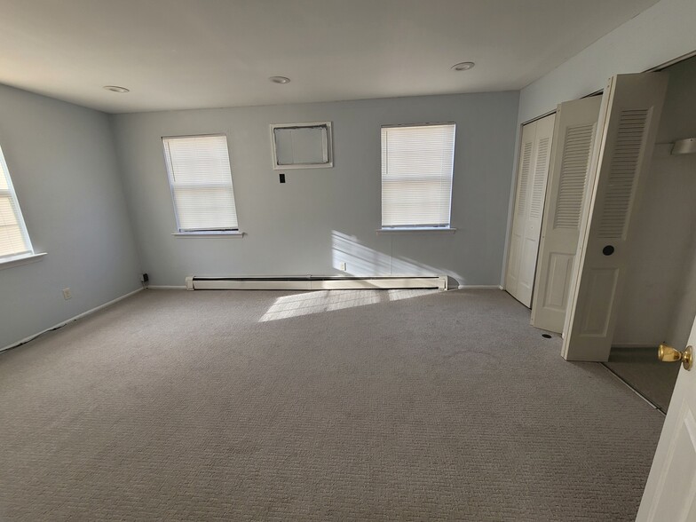 Main Bedroom: also spacious - 637 Spruce St