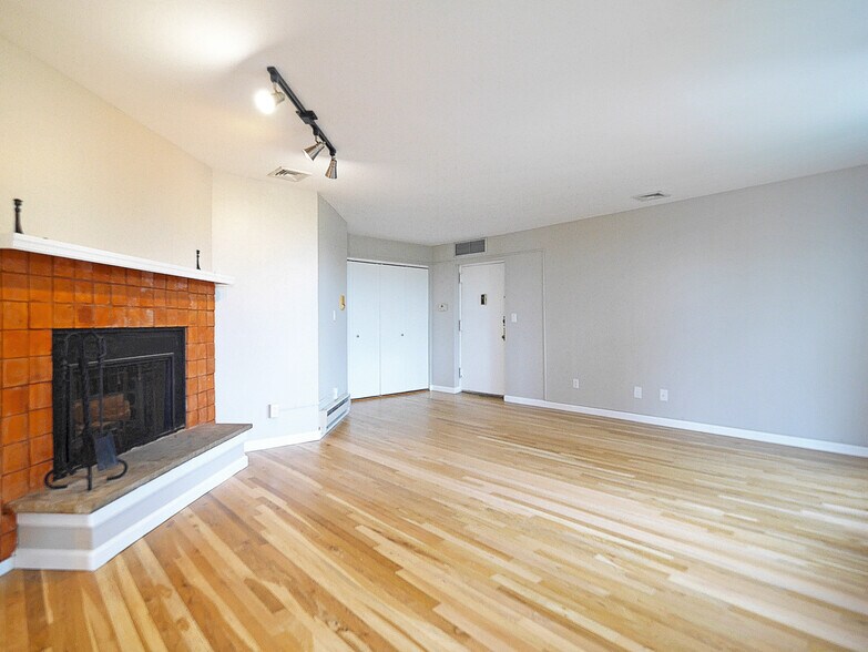 Building Photo - 109 Grand Ave