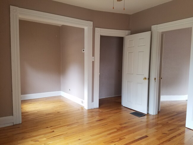 Extra nook in living room - 2473 W Argyle Pl