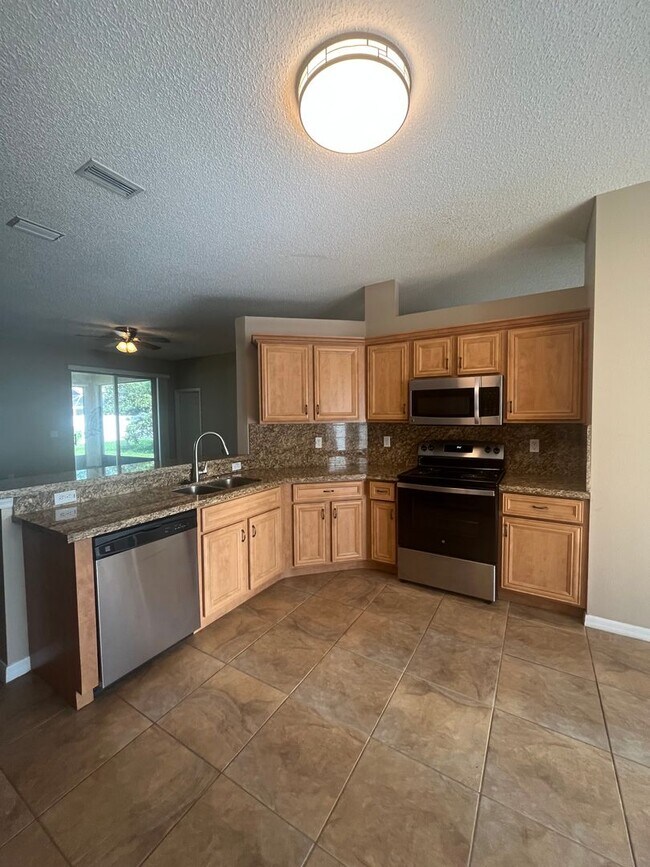 Building Photo - Updated Single family 3 / 2 with Screened ...