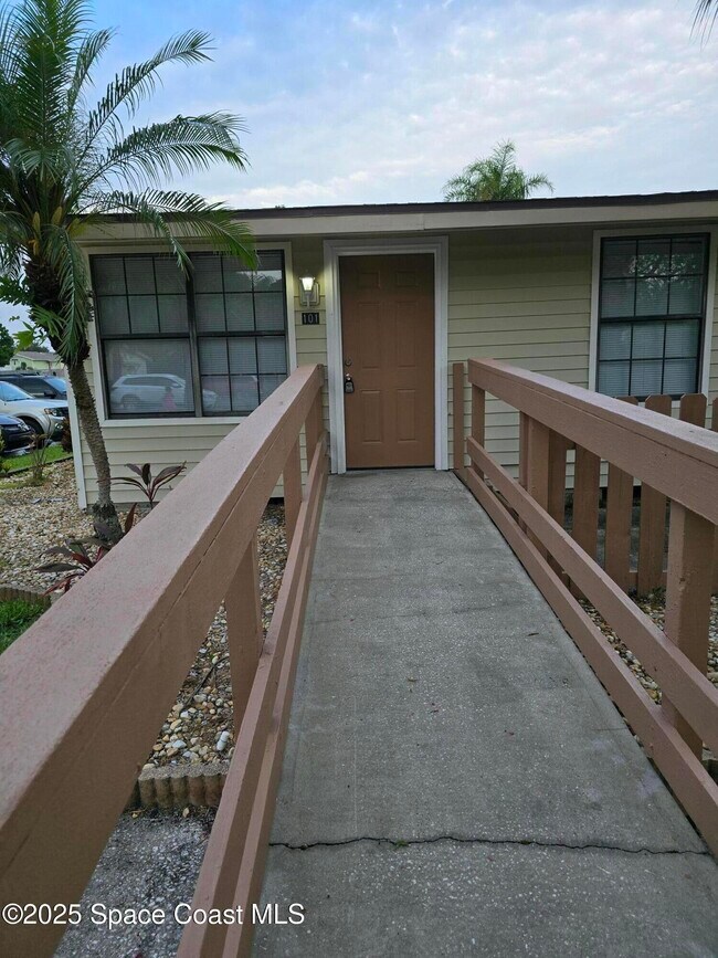 Building Photo - 1700 Bottlebrush Dr