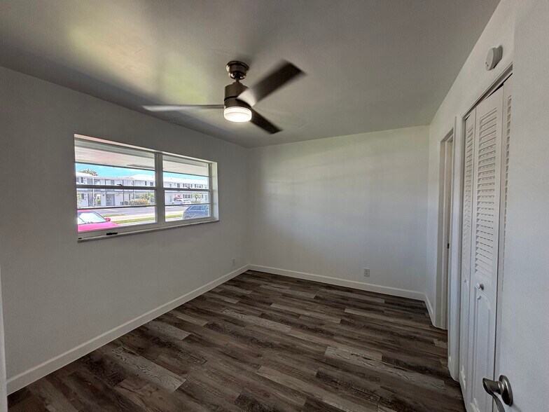 Building Photo - 1119 Lake Ter