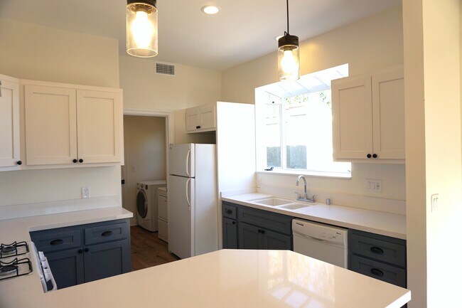 KITCHEN & LAUNDRY - 5061 Packard St