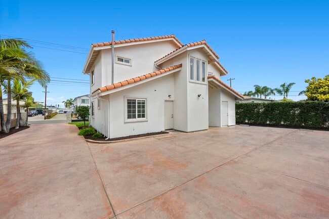 Building Photo - 1749 Dahlia Ave