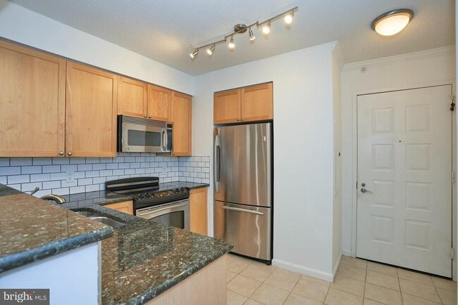 Building Photo - 3101 N Hampton Dr