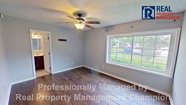 Building Photo - 3 BD/2 BA Home w/Attached Garage, Large Fenced Yard and Easy Access to Camp Lejeune