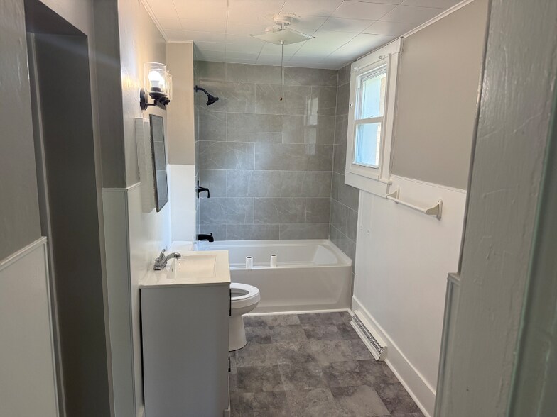 Building Photo - 827 N Oakland St