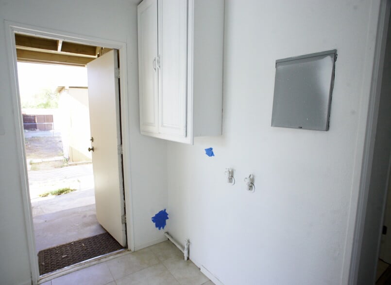 Large laundry room - 45127 Division St