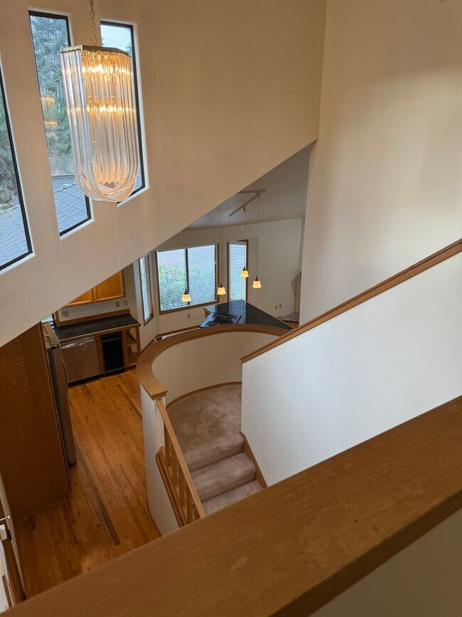 Building Photo - 3Bd/2.5Ba Bellevue House