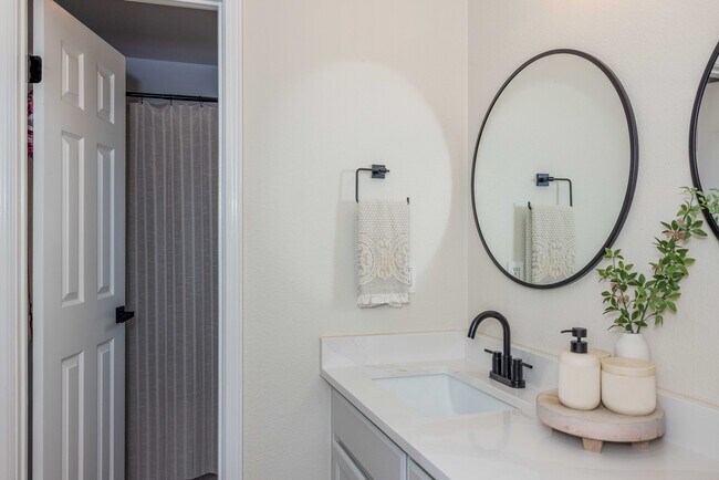 Building Photo - 1954 Bristol St