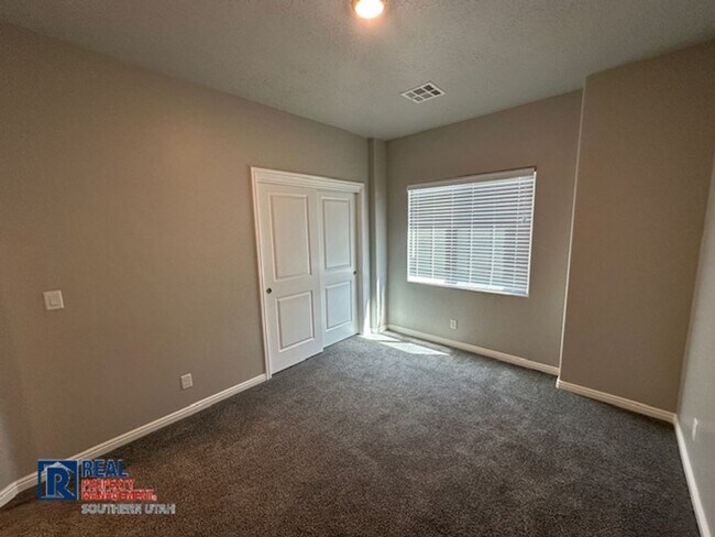 Building Photo - 4 Bedroom in near Crimson Cliffs