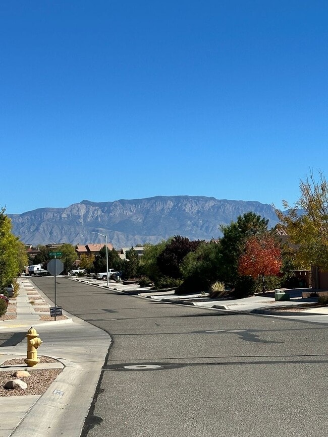 Building Photo - Available Dec 10th! 3bed 2bath