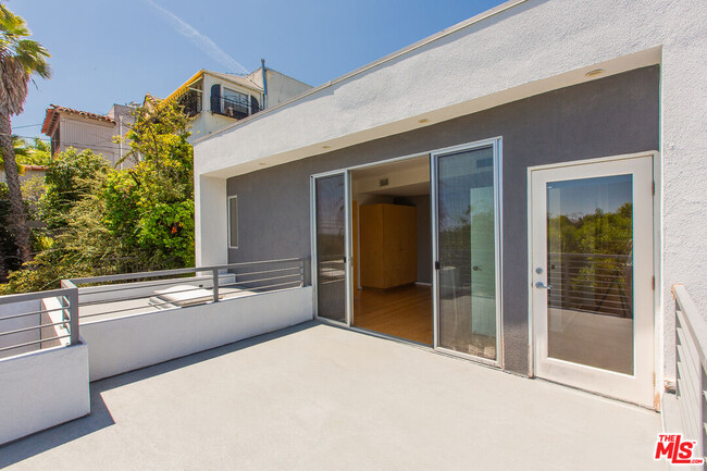 Building Photo - 3907 De Longpre Ave