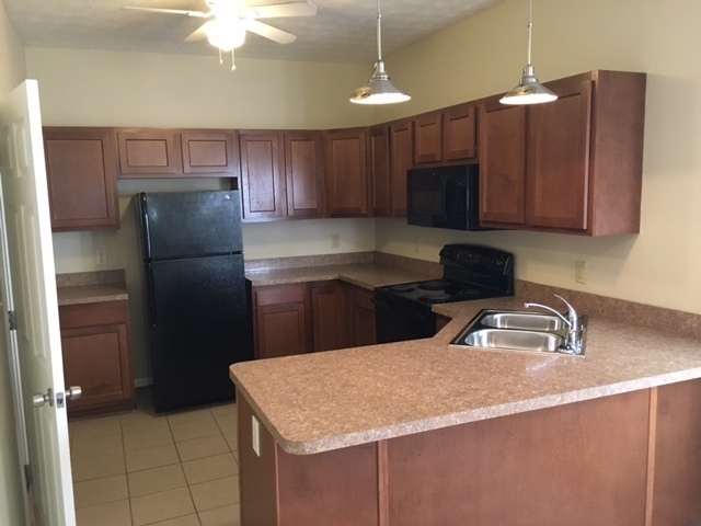 Building Photo - Spacious 2 Bedroom close to campus!
