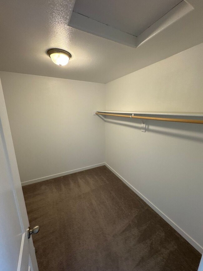 Building Photo - Stunning 3-Bedroom Home with Modern Comforts in a Quiet Neighborhood