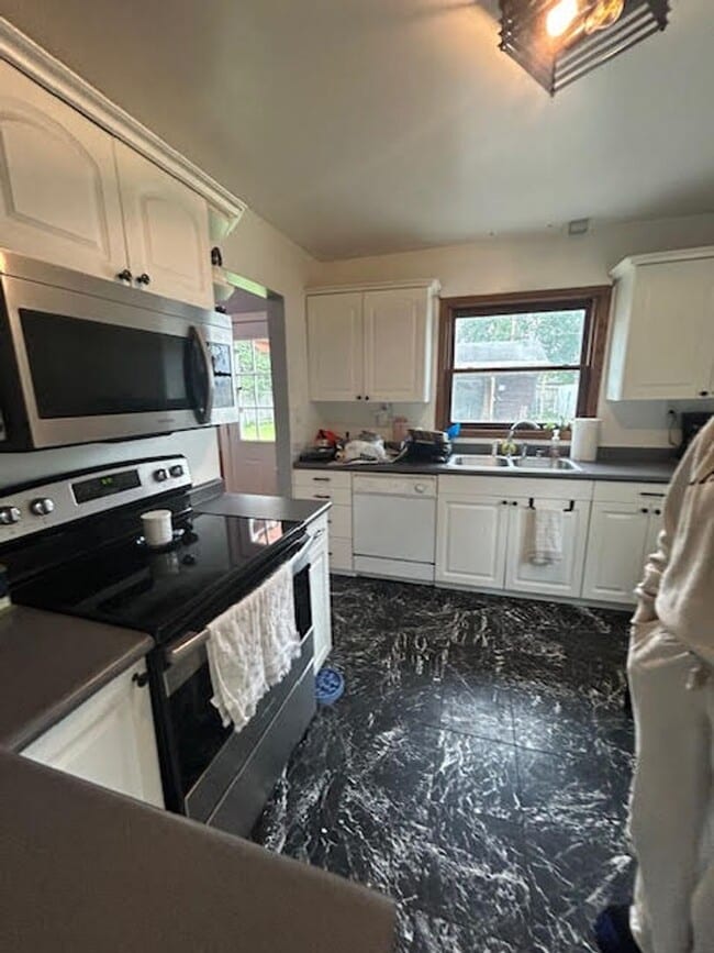 Building Photo - AVAILABLE NOW - 2 Bedroom, 1 Bath Two Harb...