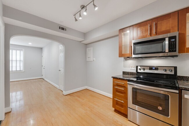 Building Photo - Updated Brentwood 2BR/1BA Condo with Bright, Open Living