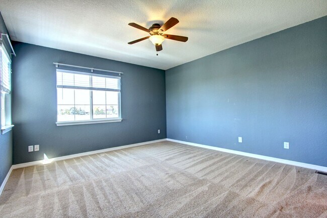 Building Photo - Rare Sapphire Pointe 2 bed townhome for le...