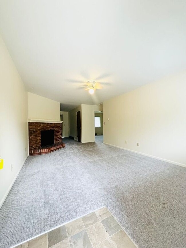 Building Photo - NEW Paint & Carpet! Cozy 2 Bedroom duplex ...