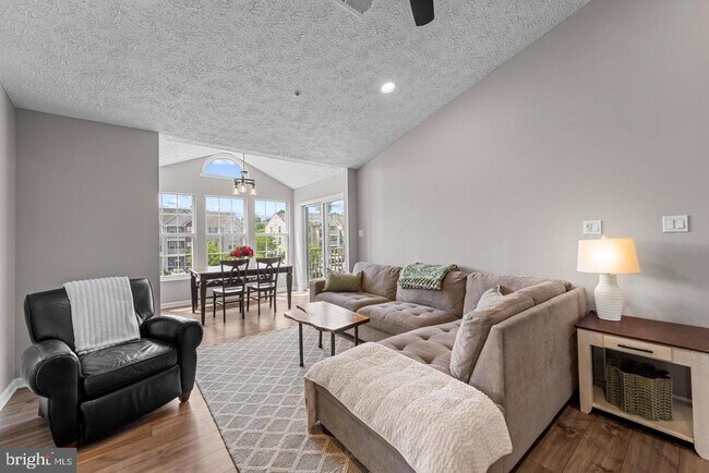 Building Photo - 5601 Avonshire Pl