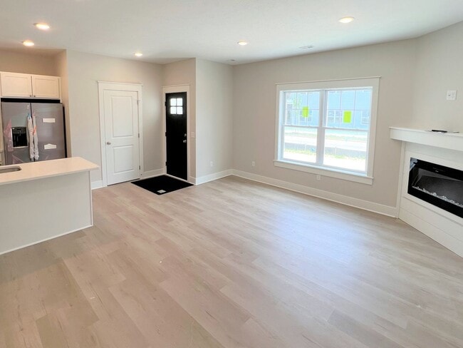 Building Photo - 4 Bedroom Townhome - Holland South Side