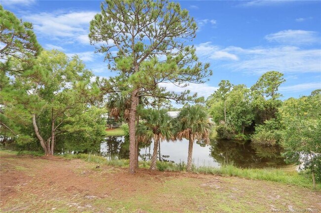 Building Photo - 64 NE Acacia Trail