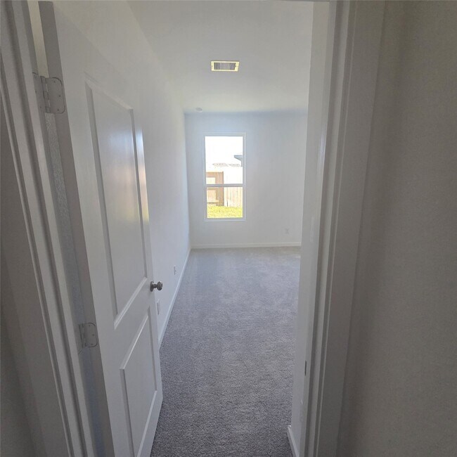 Building Photo - 6814 Yellow Jessamine Ln