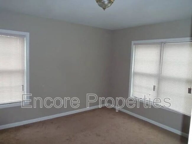 Building Photo - 2004 Hart St