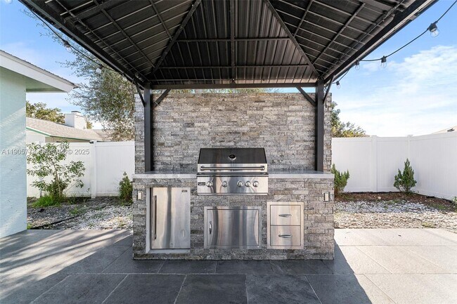 Building Photo - 4609 SW Pearl St