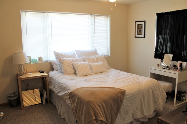 Spacious Bedrooms! - 1021 Vattier St