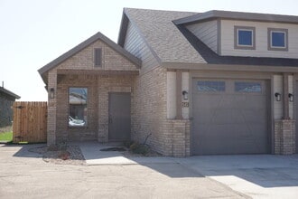 Building Photo - Gorgeous 2/2/1 one block away from Cooper East Elementary!