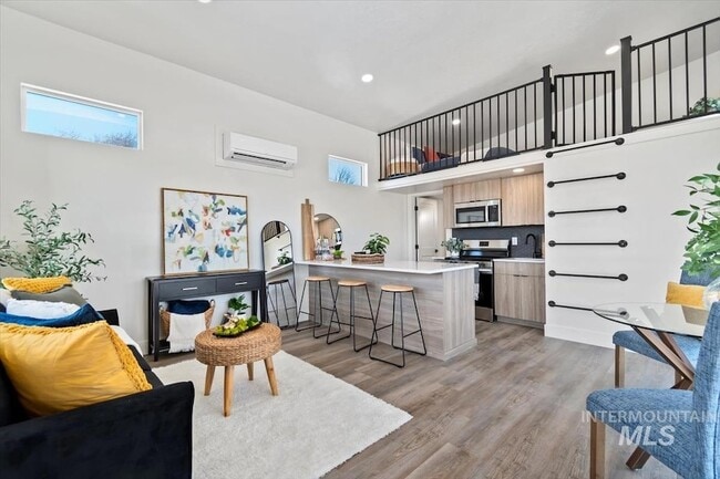 Building Photo - 384 London St