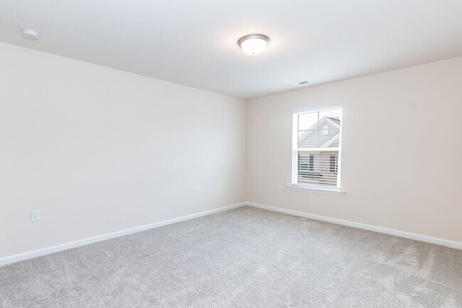 Building Photo - Three Bedroom End Unit Home!