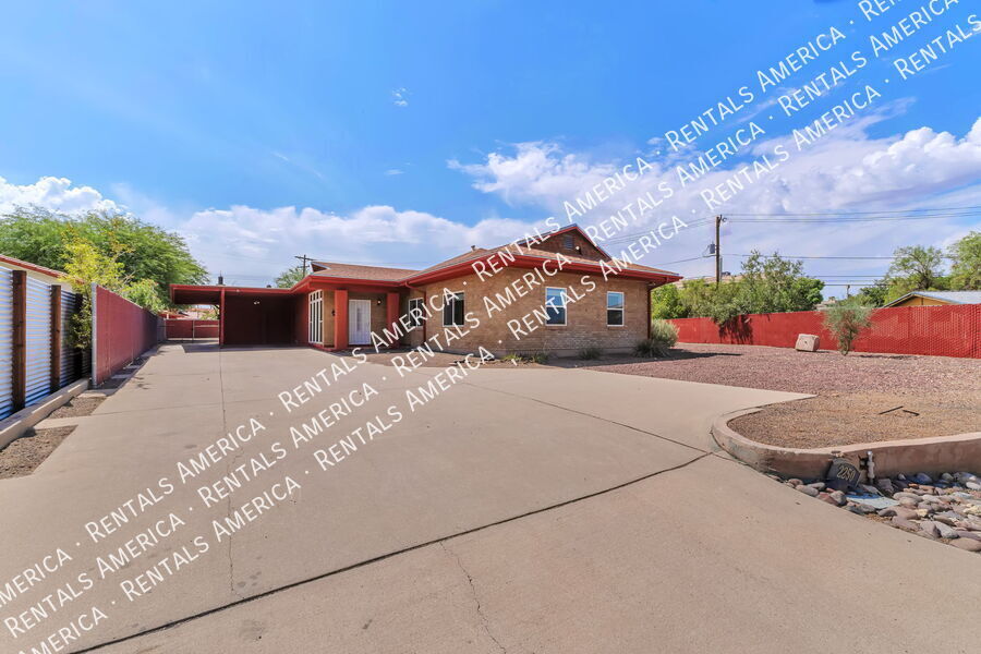 Building Photo - 2250 E La Mirada St