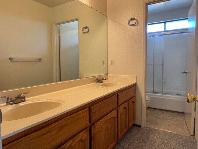 Building Photo - Roseville home with new carpet, paint, & s...