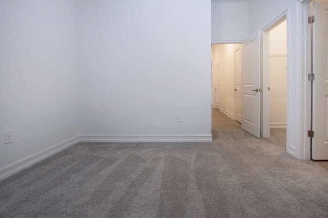 Building Photo - Spacious Like New 4-Bedroom Oasis with 3 F...