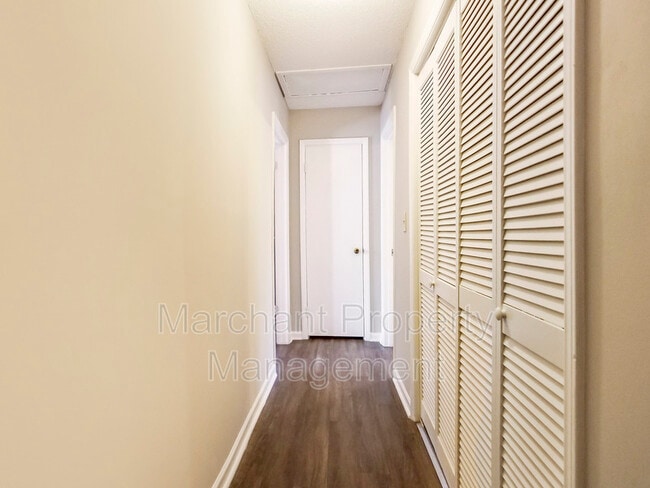 Building Photo - 106 E Bay Ct