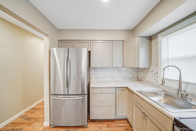 Building Photo - 130 5th Ave