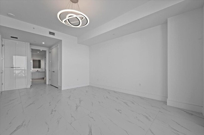 Building Photo - 220 Lake Shore Dr