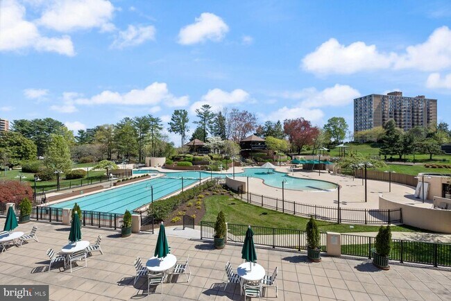 Building Photo - 203 Yoakum Pkwy