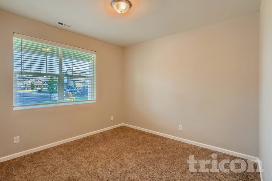 Building Photo - 884 Sigrist Dr E