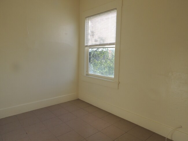 Building Photo - 532 21st St