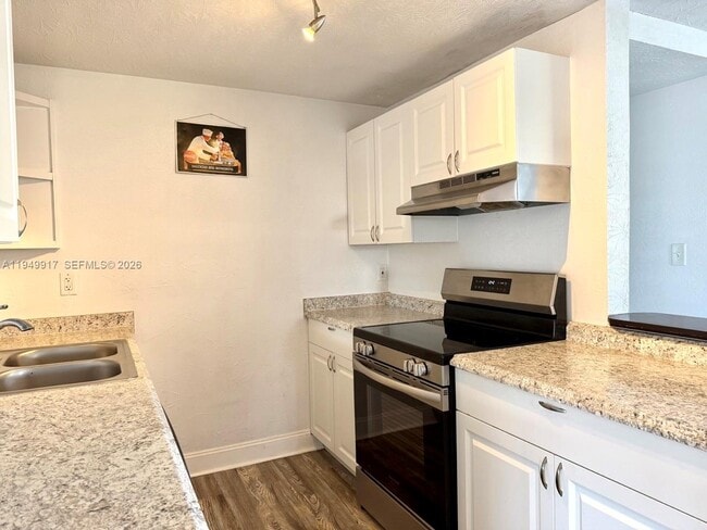 Building Photo - 565 Forrest Dr